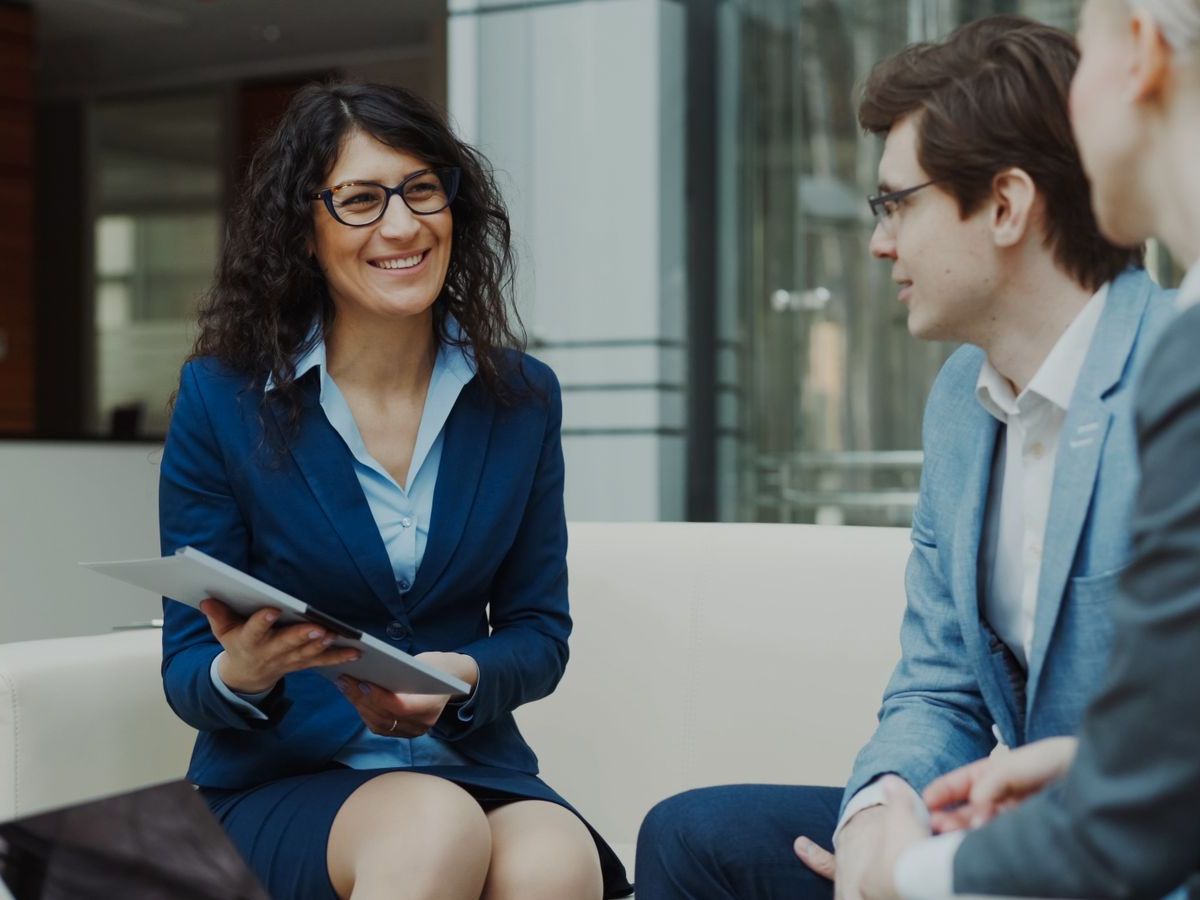 Adviseur en ondernemers in gesprek over een bedrijfsovername