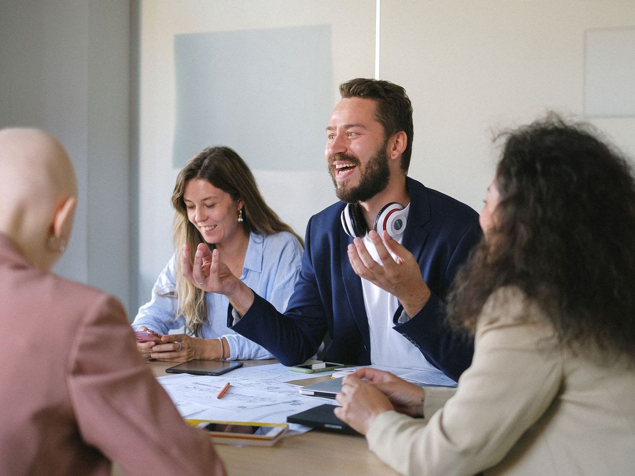 Ondernemers overleggen lachend over hun uitbreidingsplannen
