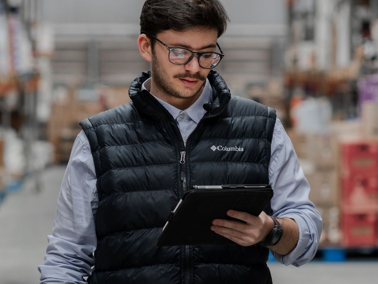 Magazijnmedewerker controleert de voorraad met een tablet